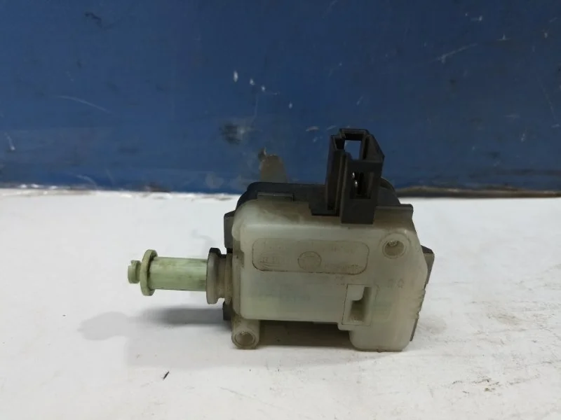 Актуатор лючка бензобака Toyota Avensis 2003-2008 7703005011