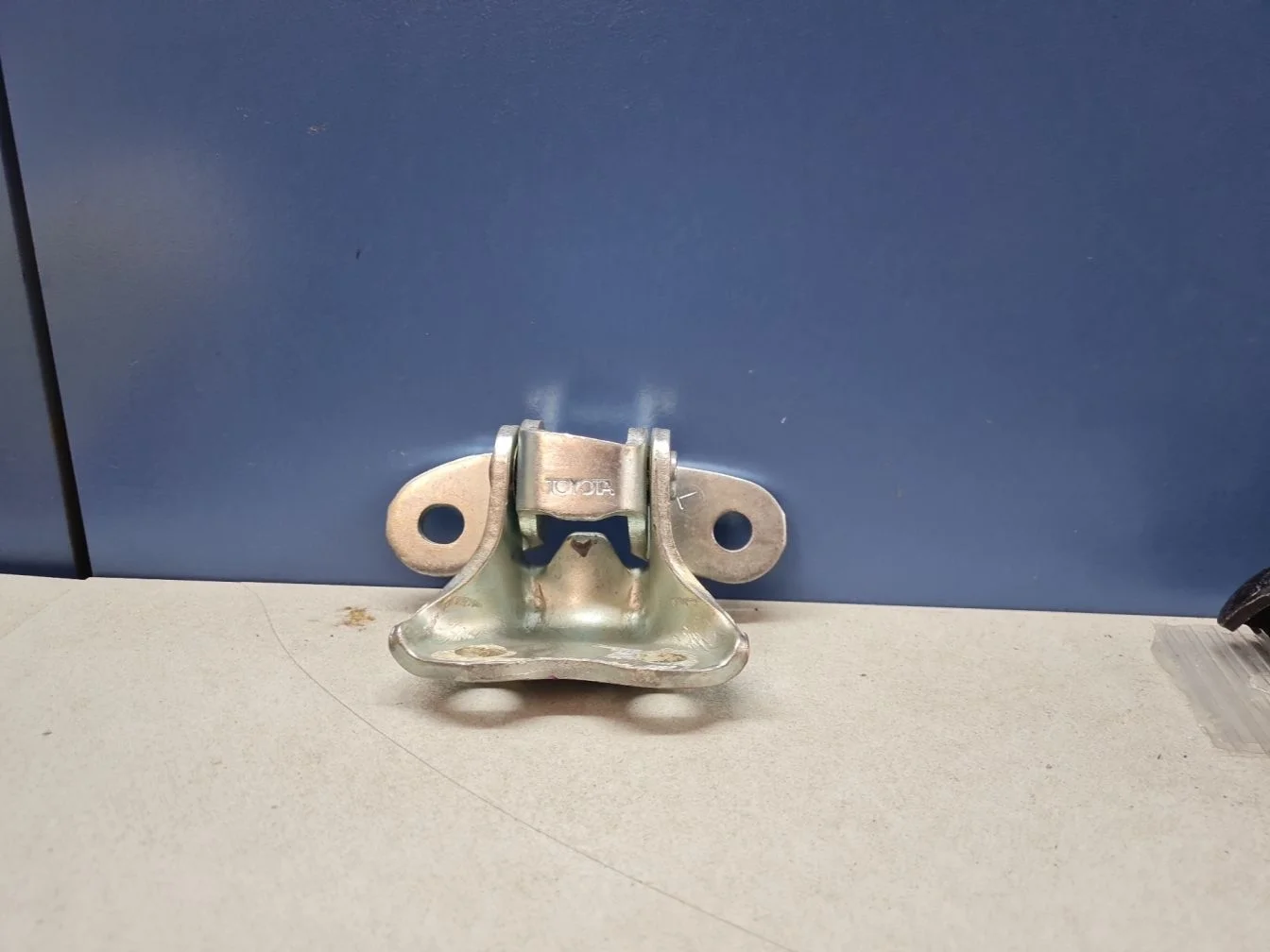 Петля двери передней левой нижняя для Toyota Urban Cruiser P11 2009-2016
