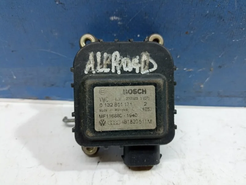Моторчик заслонки печки Audi A6 Allroad 2000 - 2005 4B1820511M