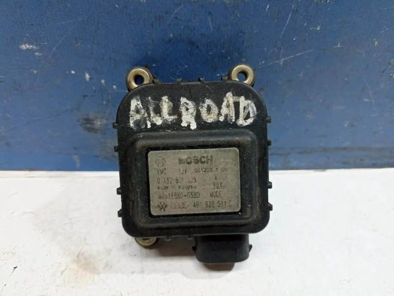 Моторчик заслонки печки Audi A6 Allroad 2000 - 2005 4B1820511C