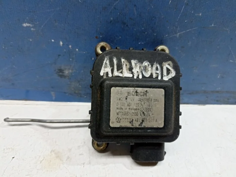 Моторчик заслонки печки Audi A6 Allroad 2000 - 2005 4B1820511A