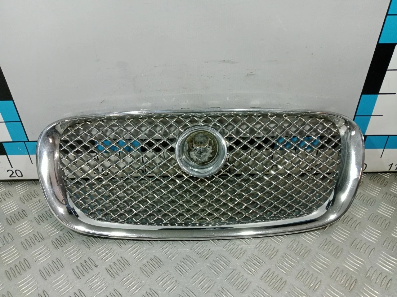 [Б/У] Решетка радиатора Jaguar XF - Точки на хроме [ХОРОШЕЕ] [Код: 00604085 ]