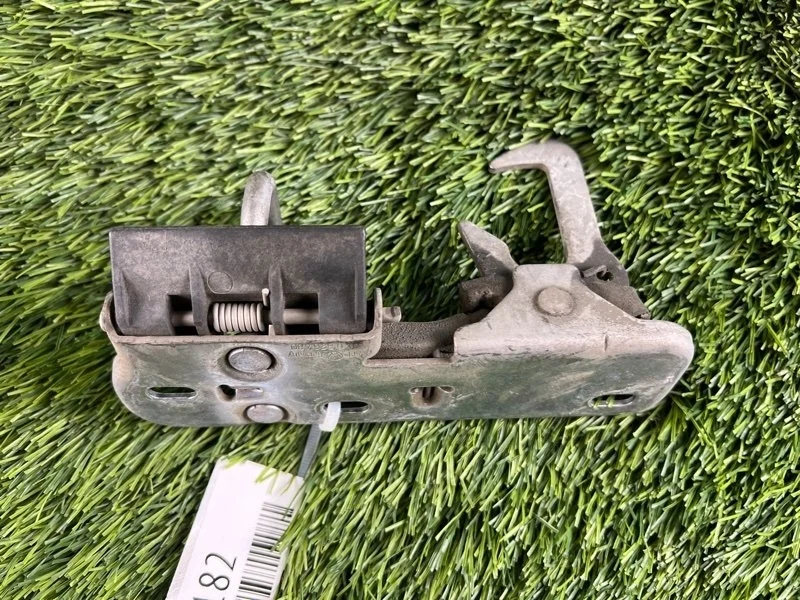 Петля замка капота Volkswagen Tiguan 2009 1K0823480 5N CAW 2.0T