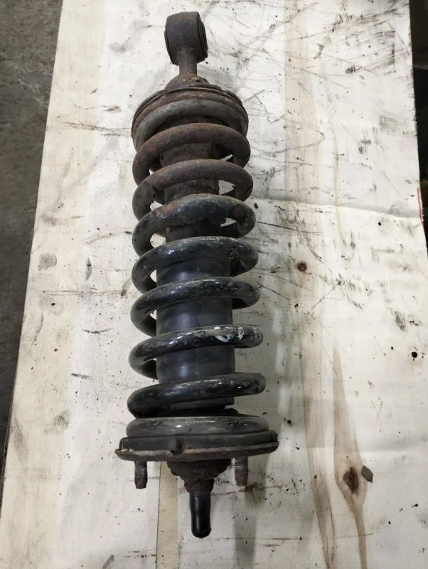 Амортизатор передний Nissan Navara (D40) 2004-2015 2007 56100EB37E 2.5 D YD25DDTI