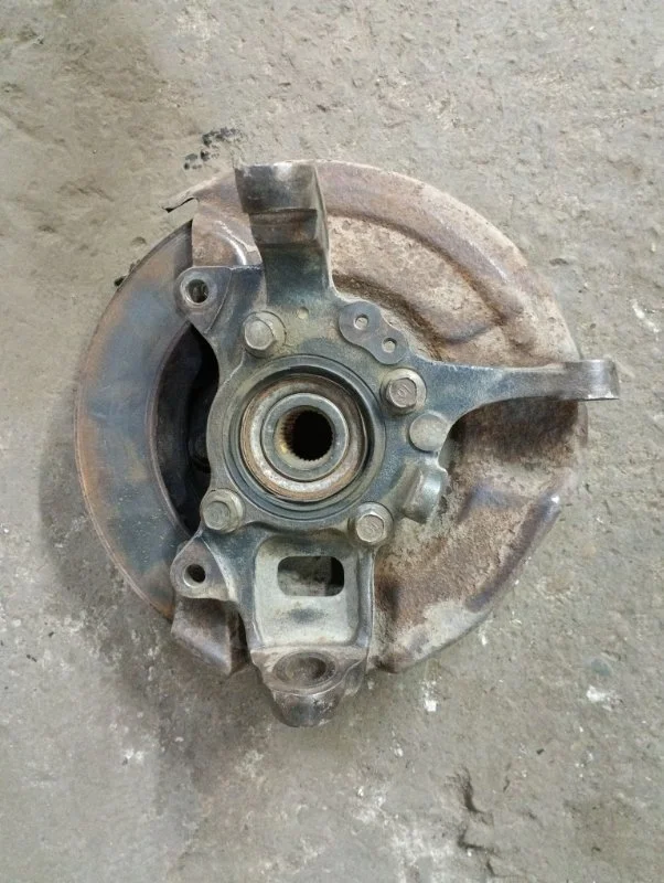 Кулак поворотный левый Mitsubishi L200 (2006-2015) 2011 MR992377 ПИКАП 2.5 D 4D56