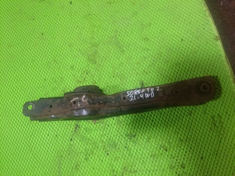 Задний поперечный рычаг Kia Sorento 2 2013 552102W150 УНИВЕРСАЛ G4KE