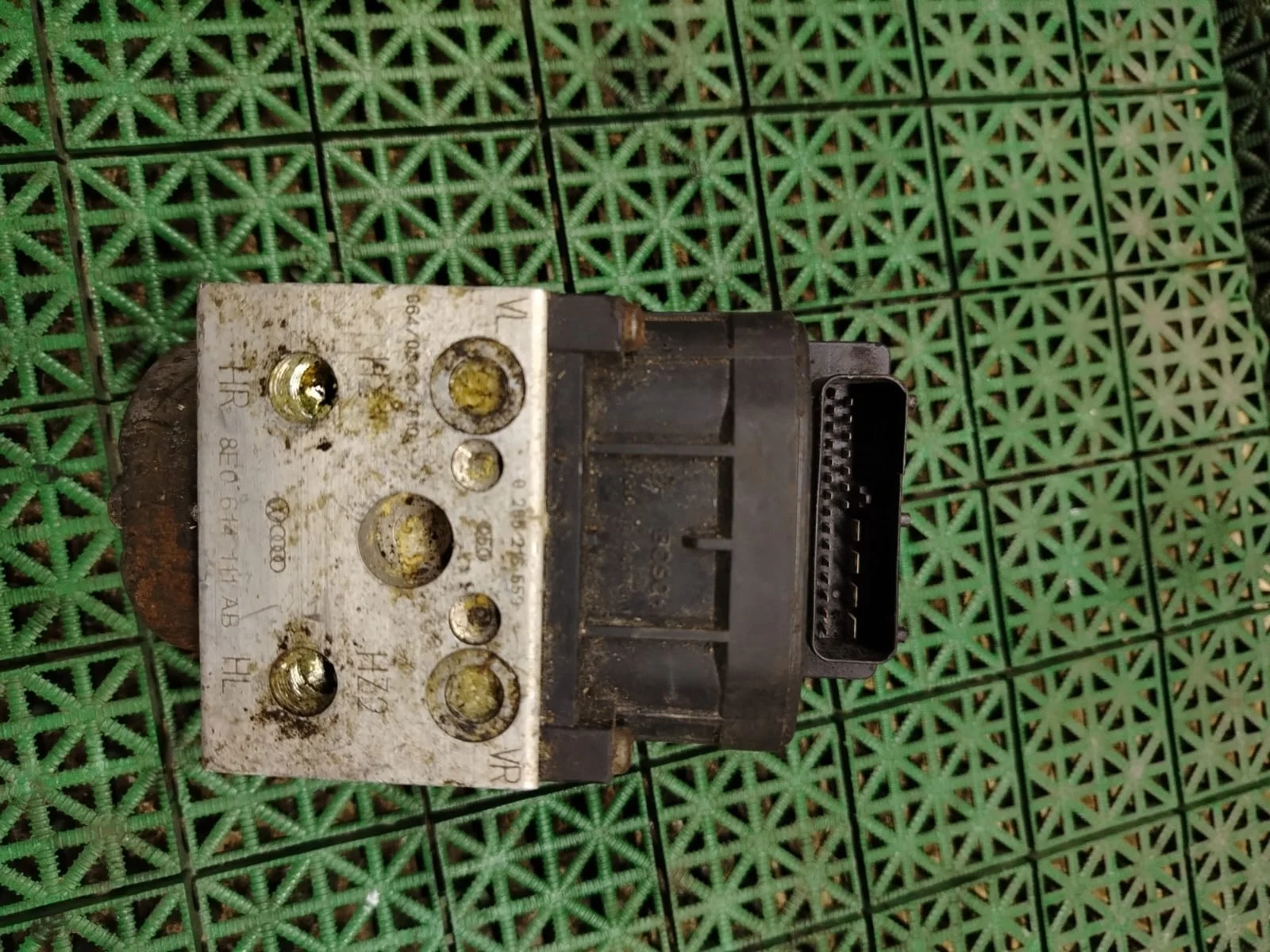 Блок ABS 8E0614111AB (AC/AE/AN) Б/У A4 8D(1995-2001);PASSAT B5(1997-2000)