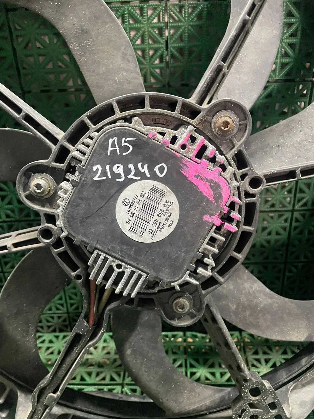 Вентилятор охлаждения радиатора AUDI A3, SKODA OCTAVIA 1Z, VOLKSWAGEN GOLF 5, PASSAT B6 2004- (410мм) б/у A3(2004-2013);OCTAVIA 1Z(2004-2012);GOLF 5(2004-2009);JETTA 6(2011-);PASSAT B6(2005-2010)