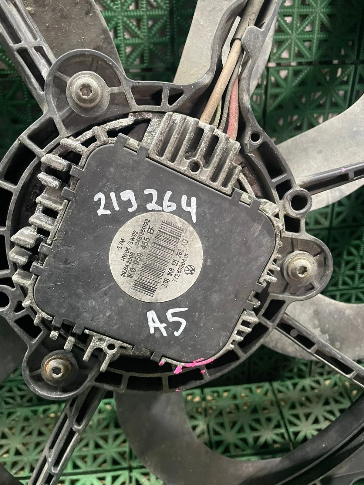 Вентилятор охлаждения радиатора AUDI A3, SKODA OCTAVIA 1Z, VOLKSWAGEN GOLF 5, PASSAT B6 2004- (410мм) б/у A3(2004-2013);OCTAVIA 1Z(2004-2012);GOLF 5(2004-2009);JETTA 6(2011-);PASSAT B6(2005-2010)