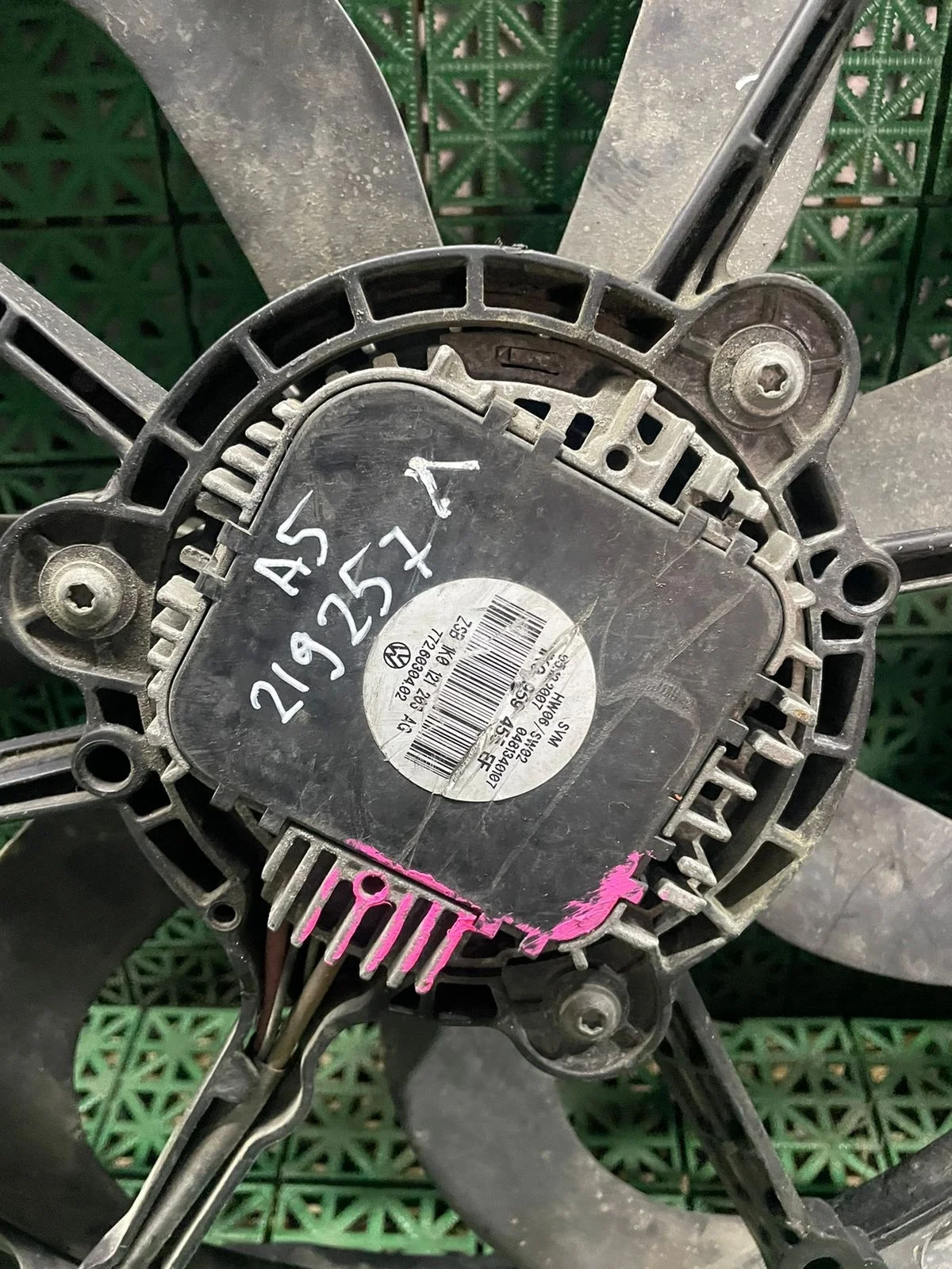 Вентилятор охлаждения радиатора AUDI A3, SKODA OCTAVIA 1Z, VOLKSWAGEN GOLF 5, PASSAT B6 2004- (410мм) б/у A3(2004-2013);OCTAVIA 1Z(2004-2012);GOLF 5(2004-2009);JETTA 6(2011-);PASSAT B6(2005-2010)