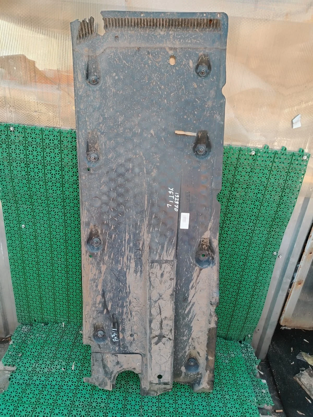 Защита обшивка днища SKODA YETI 2010- левая б/у YETI(2010-