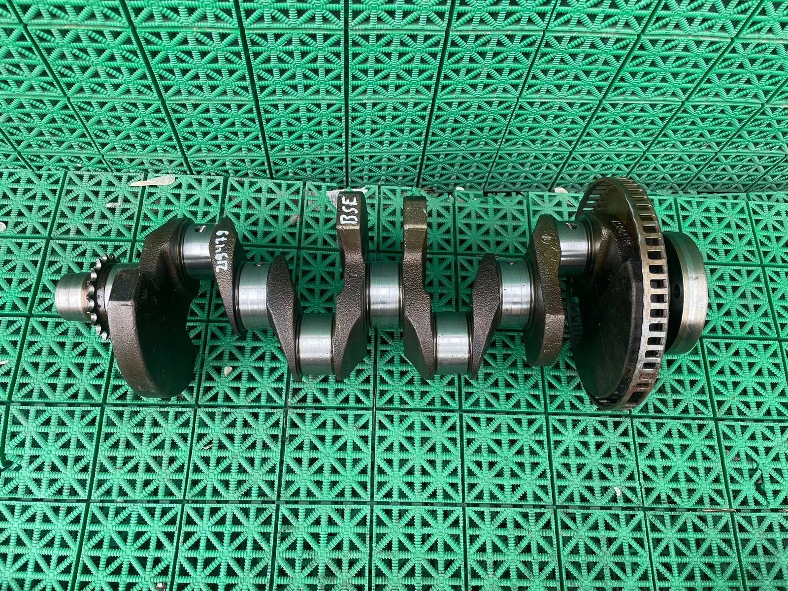 Коленвал AUDI A3, SKODA OCTAVIA 1Z, VOLKSWAGEN GOLF 5, PASSAT B6 1,6 BSE 2003- б/у A3(2004-2013);A4 8E(2001-2004);OCTAVIA 1Z(2004-2012);GOLF 5(2004-2009);PASSAT B6(2005-2010)