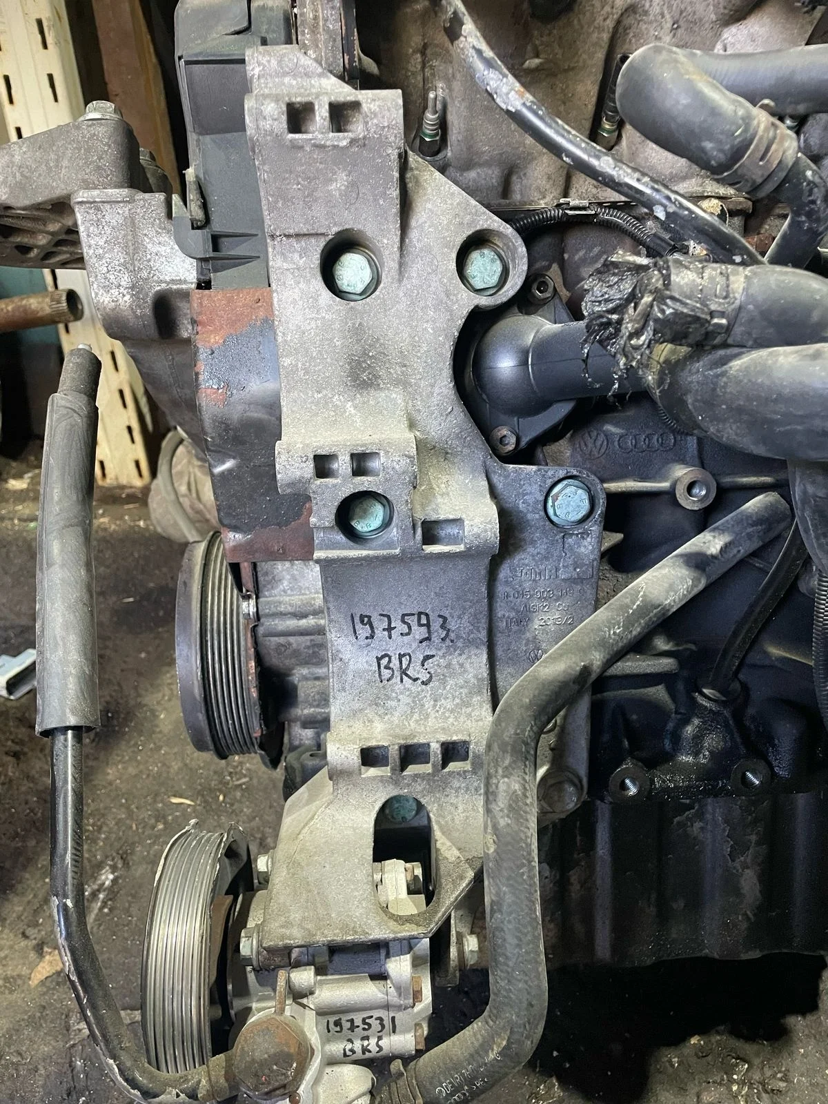 Кронштейн генератора и компрессора VOLKSWAGEN TRANSPORTER T5 1,9 BRS TDI 2004- б/у TRANSPORTER T5(2003-2015);TOUAREG(2003-2010)