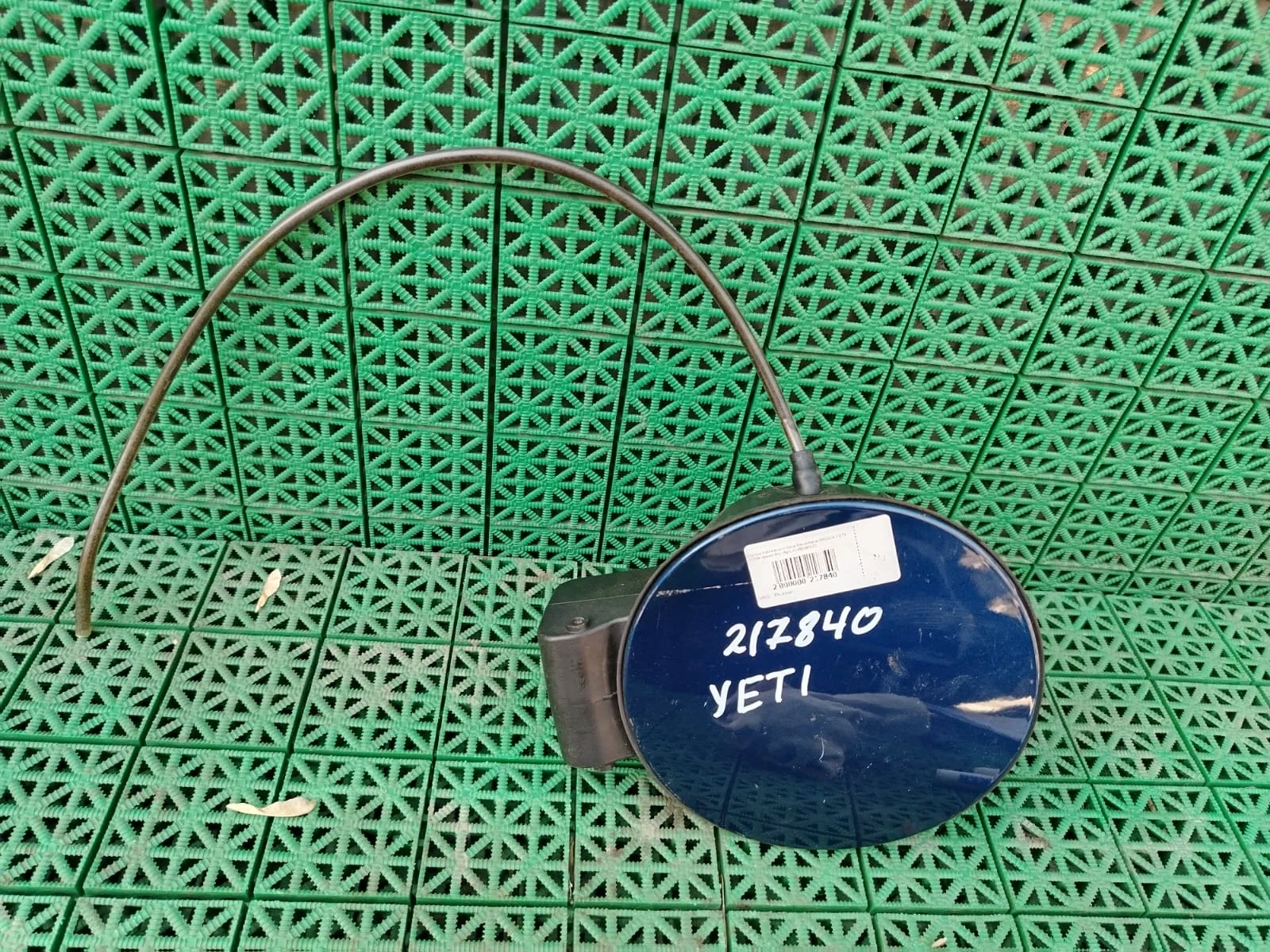 Лючок топливного бака бензобака SKODA YETI 2010- синий б/у YETI(2010-