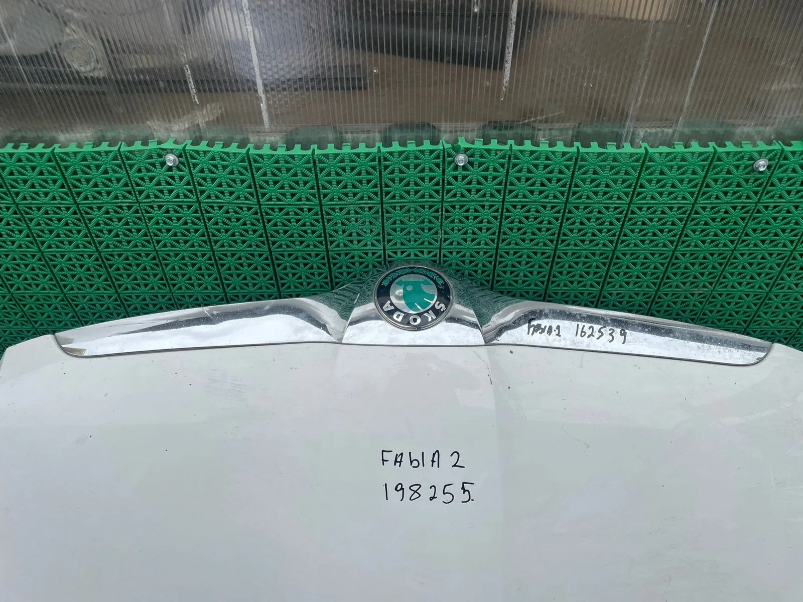 Молдинг накладка на капот хромированная SKODA YETI 2010- б/у YETI(2010-