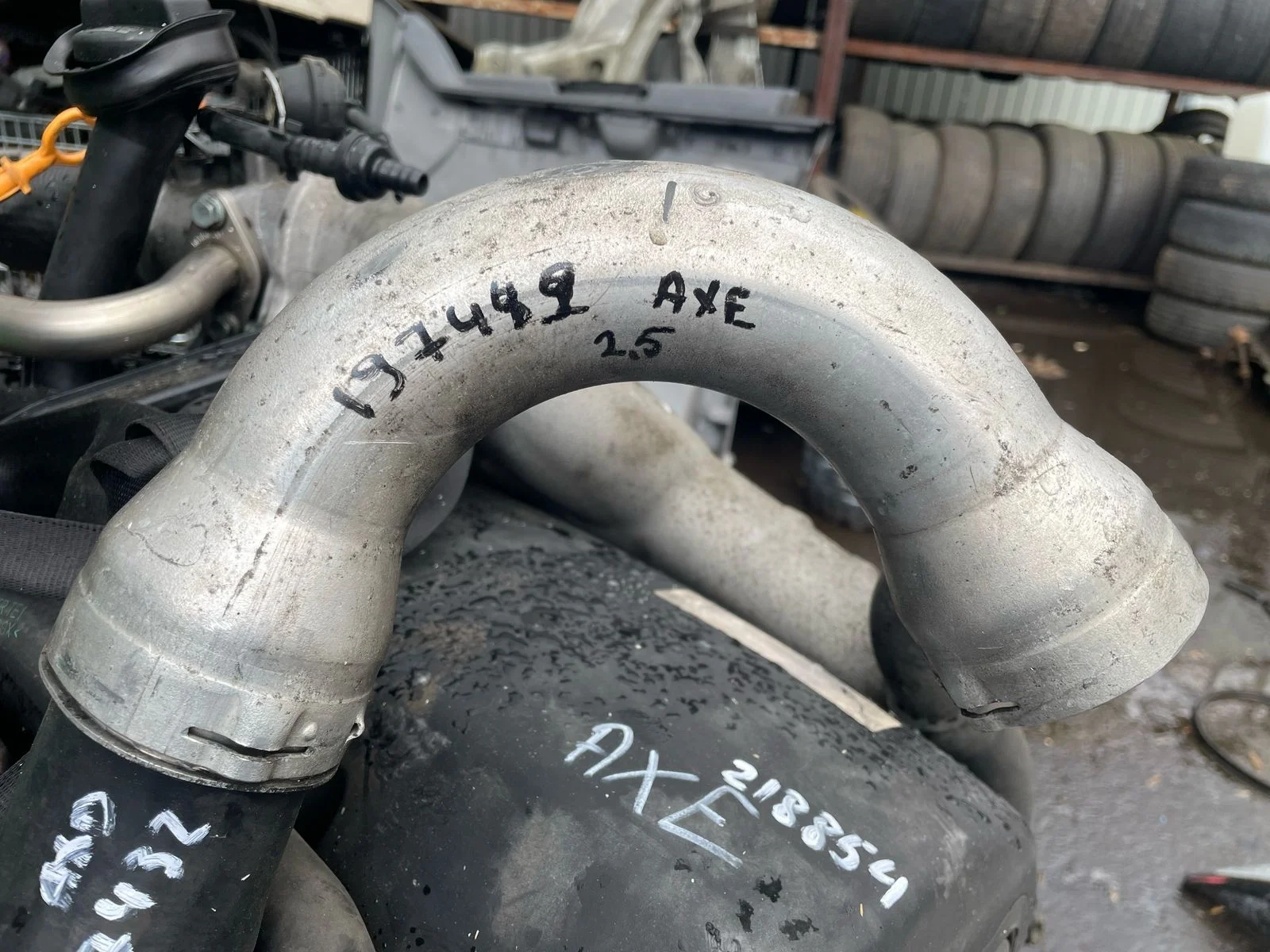 Труба охлаждения интеркулера VOLKSWAGEN TRANSPORTER T5 2,5 AXD TDI 2004- метал верх правый 4 б/у TRANSPORTER T5(2003-2015)