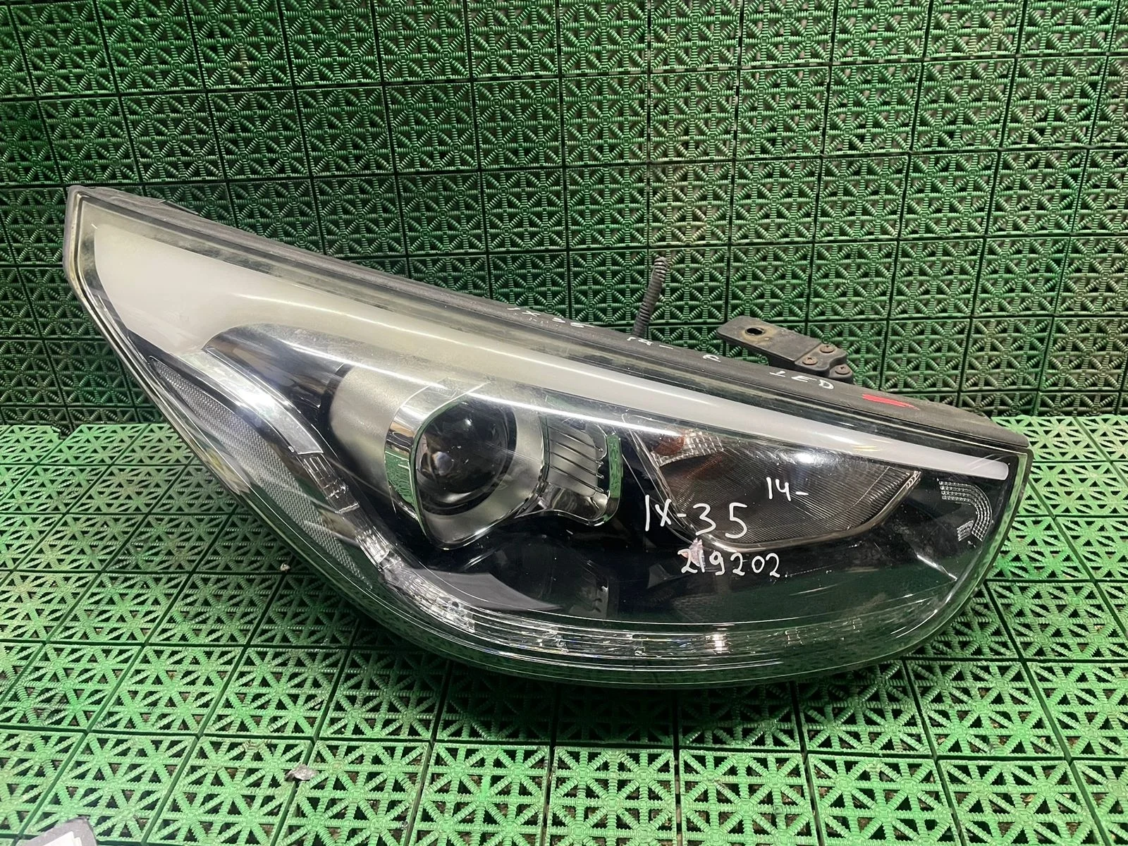 Фара HYUNDAI IX35, TUCSON 2 2013- с ходовыми огнями правая б/у IX 35(2010-2015);TUCSON 2(2010-2015)