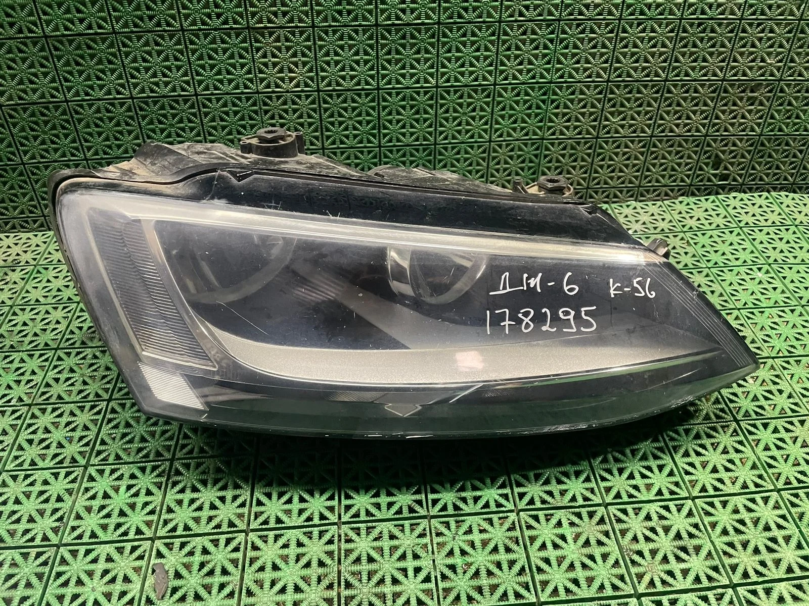 Фара VOLKSWAGEN JETTA 6 2011- правая б/у JETTA 6(2011-)