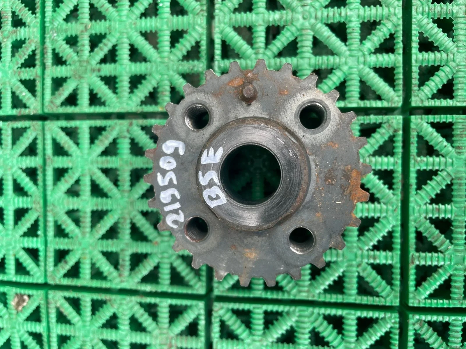 Шестерня коленвала AUDI A3, SKODA OCTAVIA 1Z, VOLKSWAGEN GOLF 5, PASSAT B6 1,6 BSE 2003- б/у A3(2004-2013);A4 8E(2001-2004);OCTAVIA 1Z(2004-2012);GOLF 5(2004-2009);PASSAT B6(2005-2010)