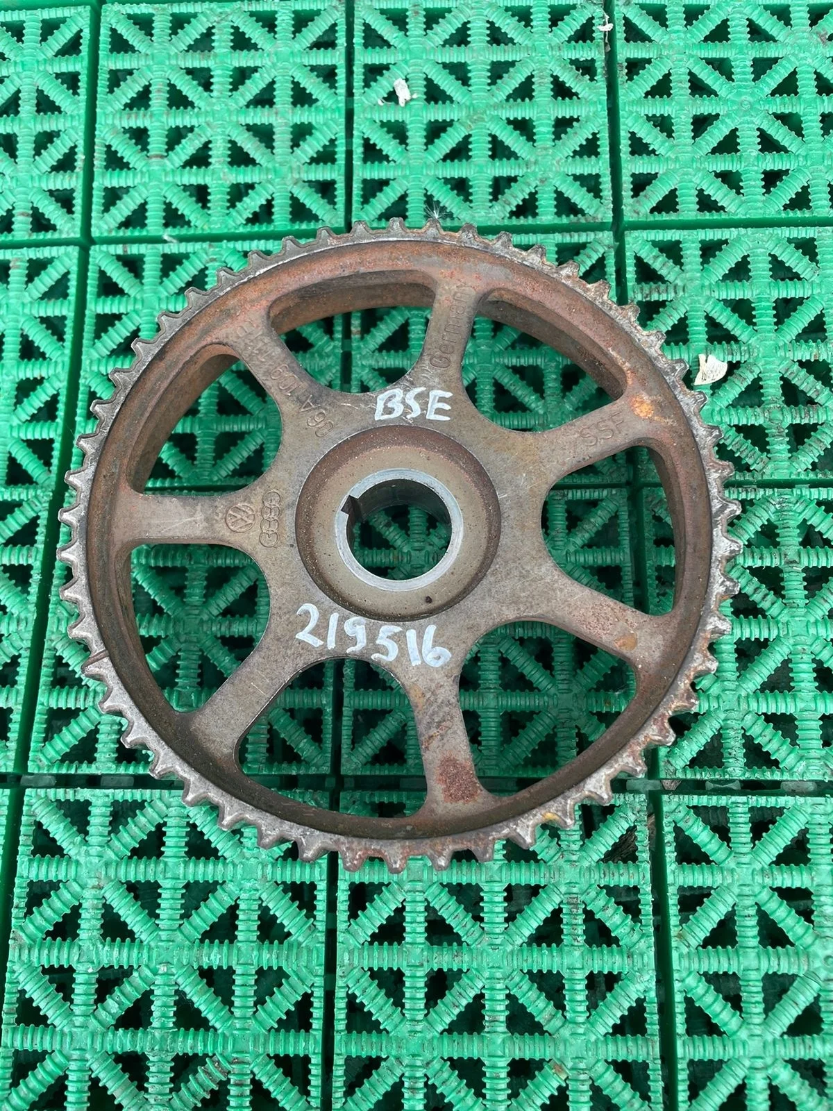 Шестерня распредвала AUDI A3, SKODA OCTAVIA 1Z, VOLKSWAGEN GOLF 5, PASSAT B6 1,6 BSE 2003- б/у A3(2004-2013);A4 8E(2001-2004);OCTAVIA 1Z(2004-2012);GOLF 5(2004-2009);PASSAT B6(2005-2010)