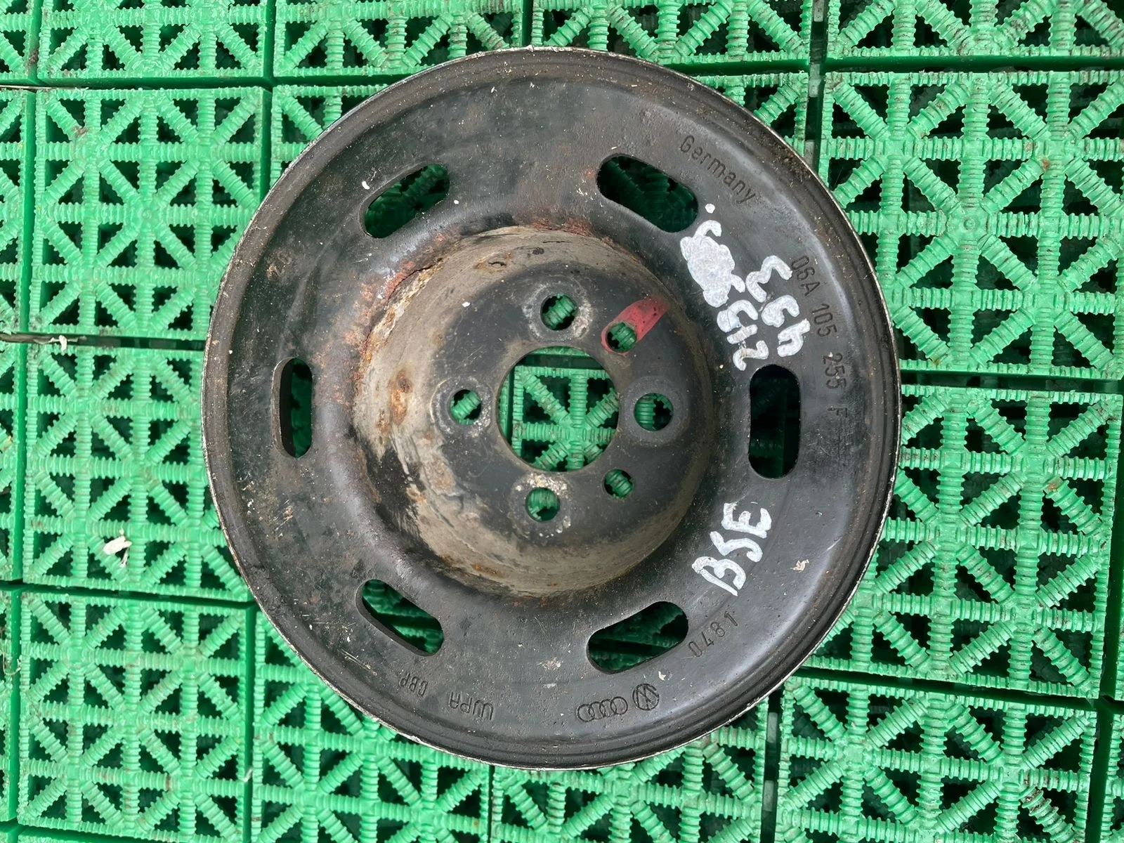 Шкив коленвала AUDI A3, SKODA OCTAVIA 1Z, VOLKSWAGEN GOLF 5, PASSAT B6 1,6 BSE 2003- б/у A3(2004-2013);A4 8E(2001-2004);OCTAVIA 1Z(2004-2012);GOLF 5(2004-2009);PASSAT B6(2005-2010)