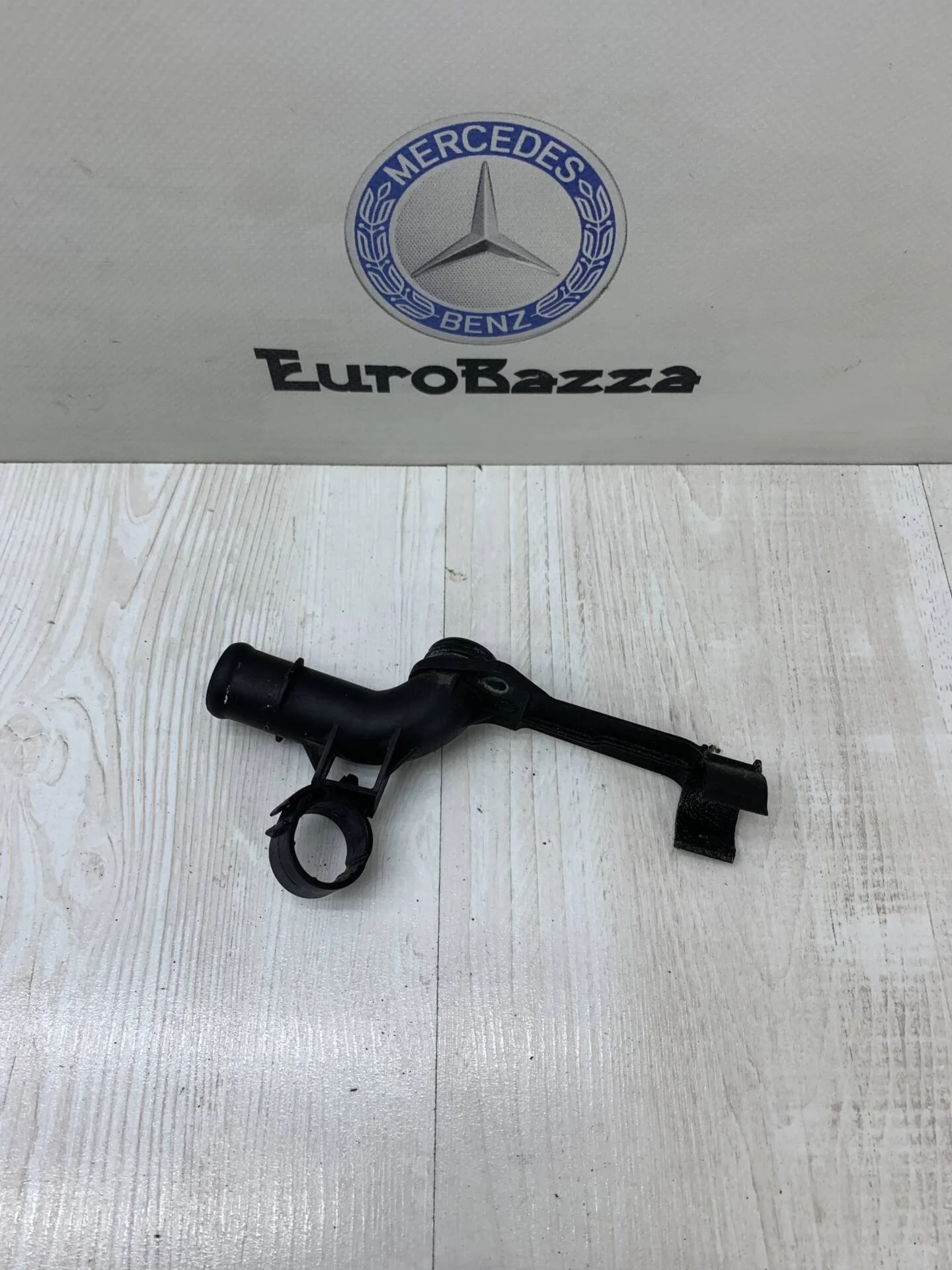 Патрубок системы охлаждения Mercedes W203
