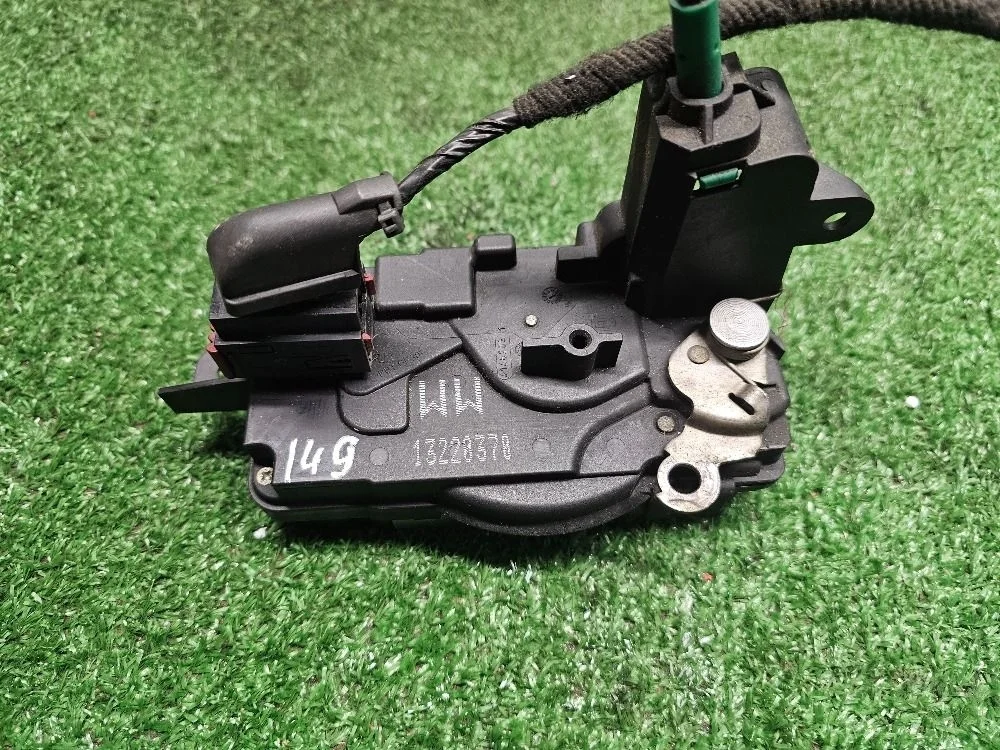 Замок двери передней правой Opel Astra H