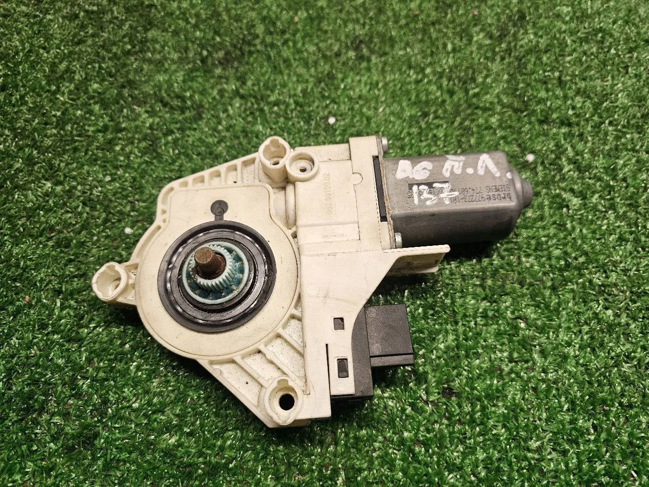 Мотор стеклоподъемника Audi A6 (C6)