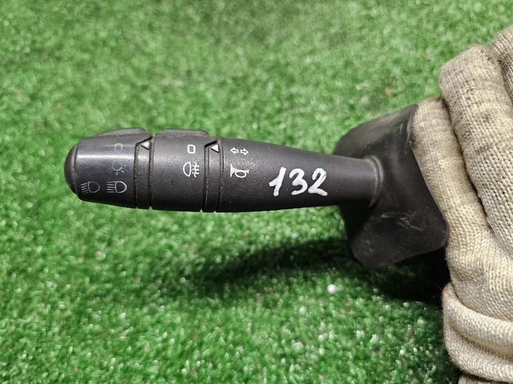 Подрулевой переключатель поворотов Renault Logan