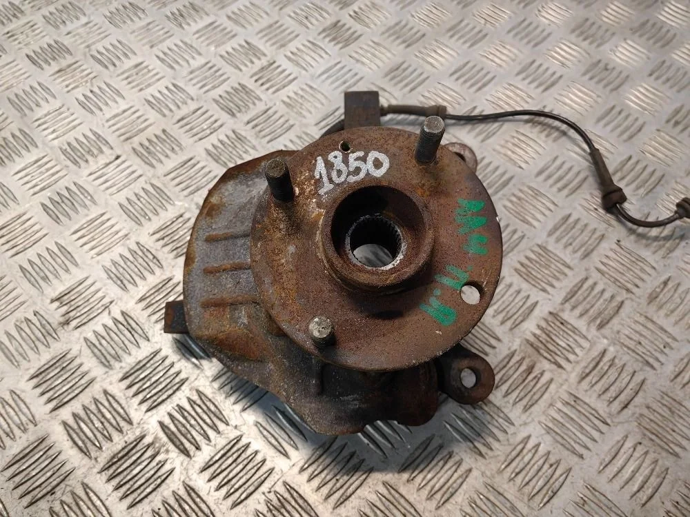 Кулак передний правый Chevrolet Lacetti