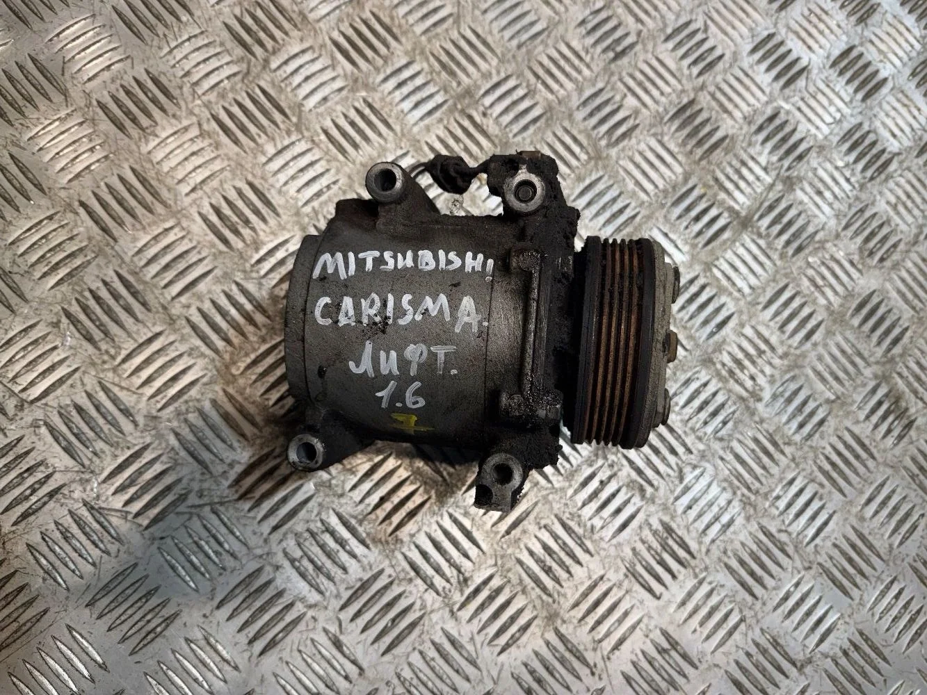 Компрессор кондиционера Mitsubishi Carisma 4G92