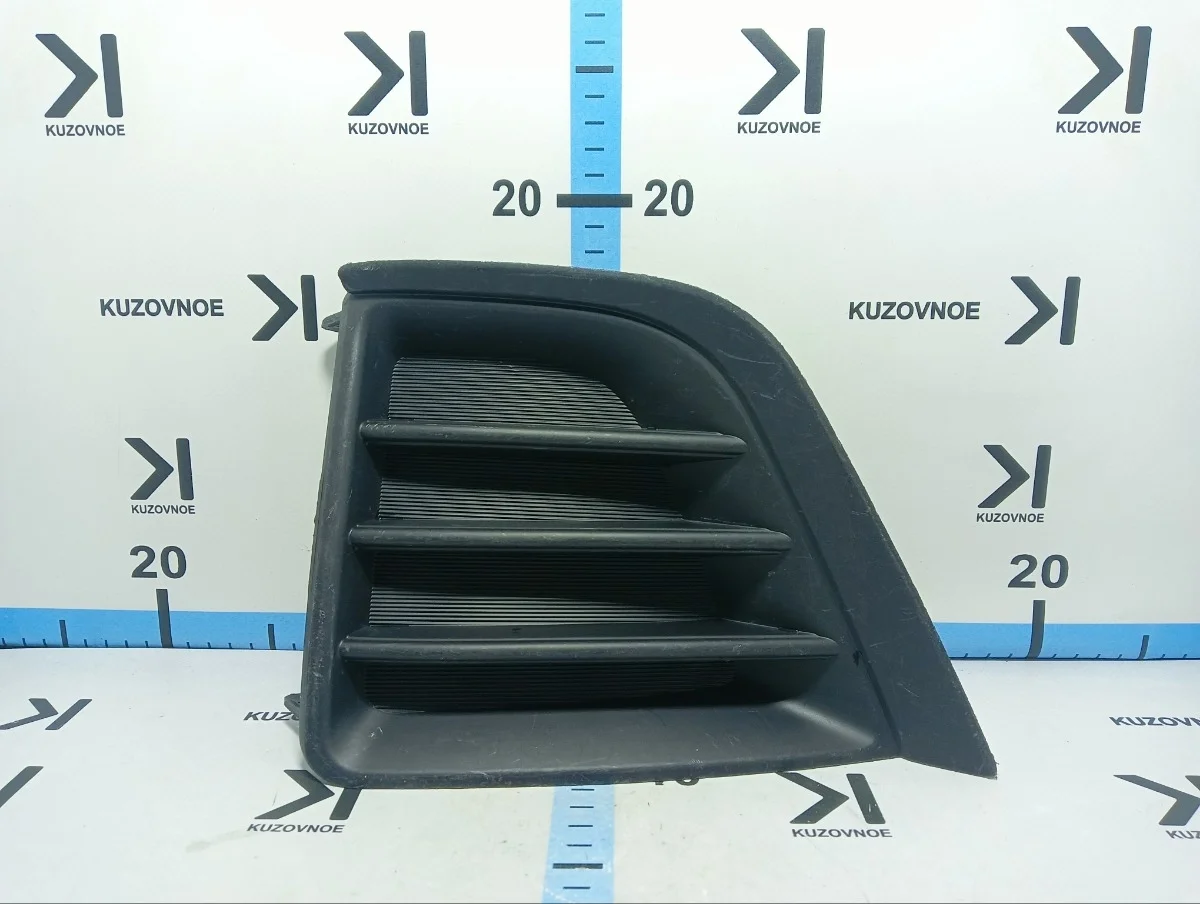 Заглушка в бампер Toyota Corolla 2013-2018 E180