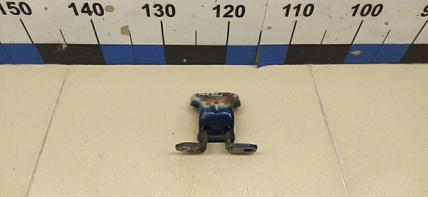 Петля двери передней правой нижняя Swift 2004-2010