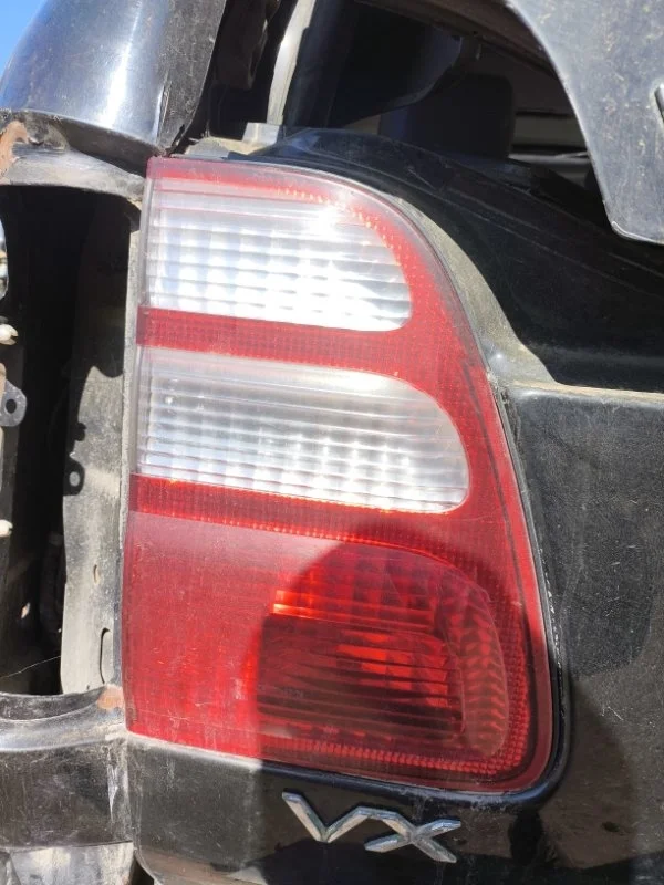 Фонарь крышки багажника левый Toyota Land Cruiser (100) 1998-2007 2004 8159060100 ВНЕДОРОЖНИК 4.7 I 2UZFE