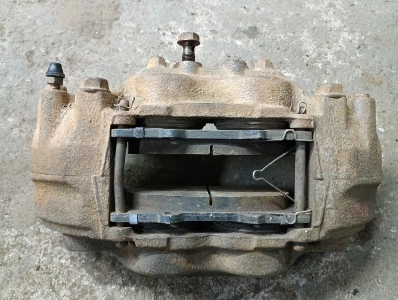 Суппорт передний левый Mitsubishi Pajero Iv (2006-2019) 2007 4605B705 ВНЕДОРОЖНИК 3.8 I