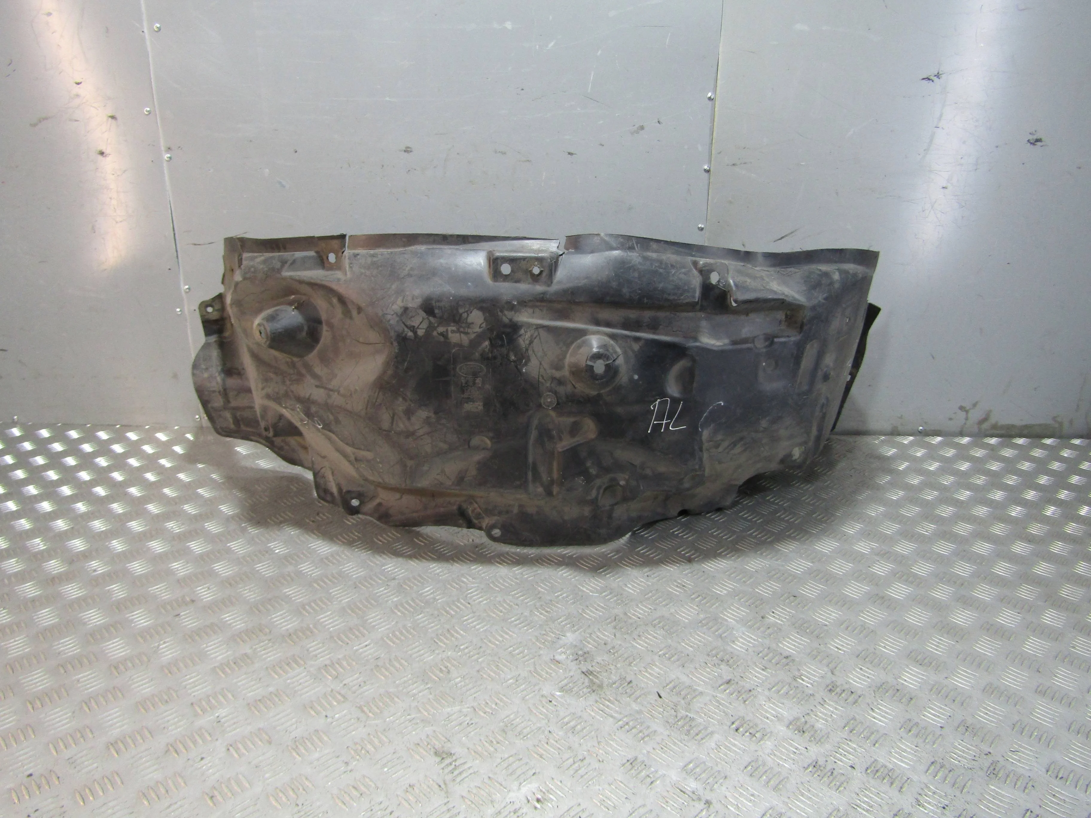 Подкрылок задний правый LAND ROVER Discovery IV (