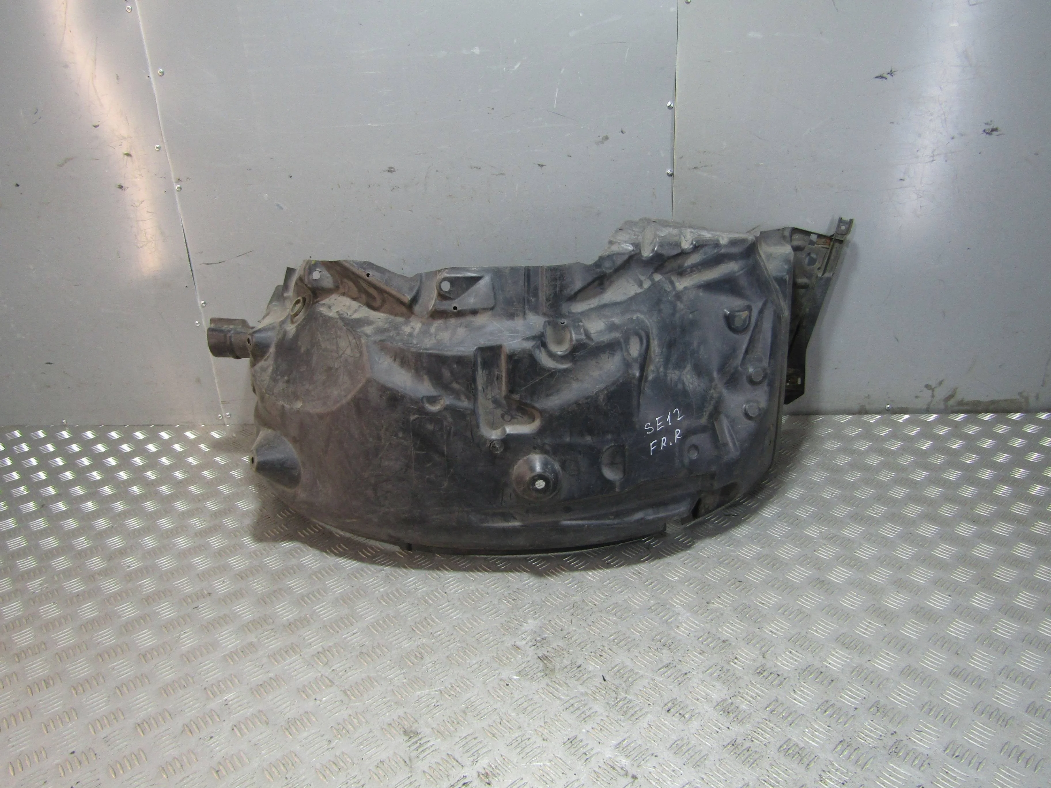 Подкрылок передний правый LAND ROVER Range Rover