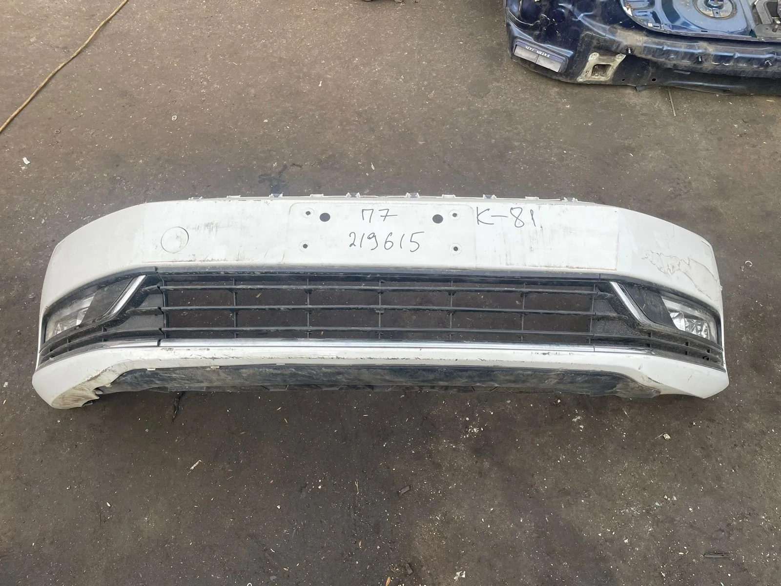 Бампер VOLKSWAGEN PASSAT B7 2011- передний под омыватель фар белый б/у PASSAT B7(2011-2015)