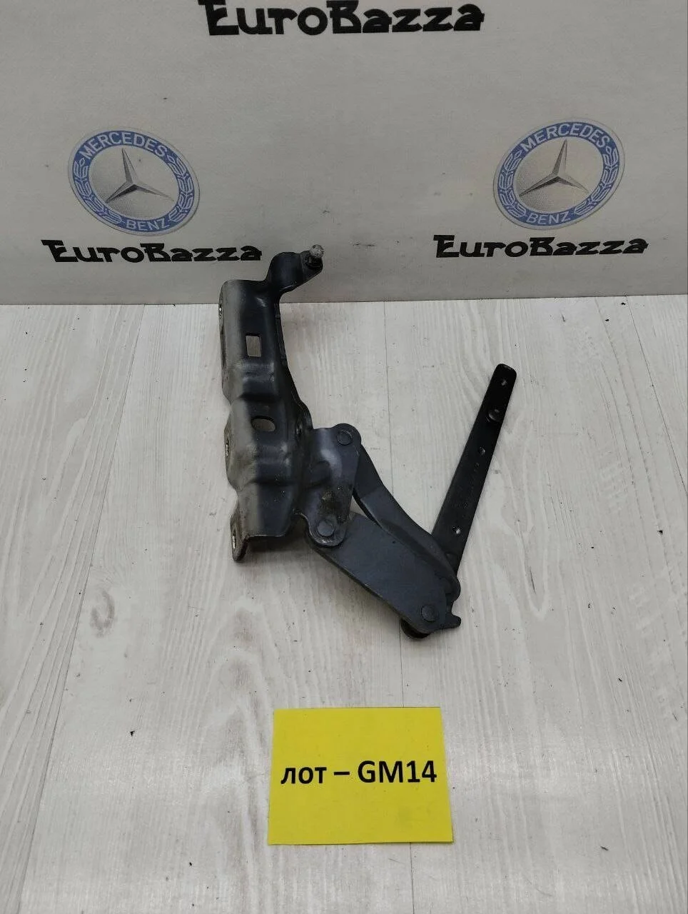 Петля капота правая Mercedes W209