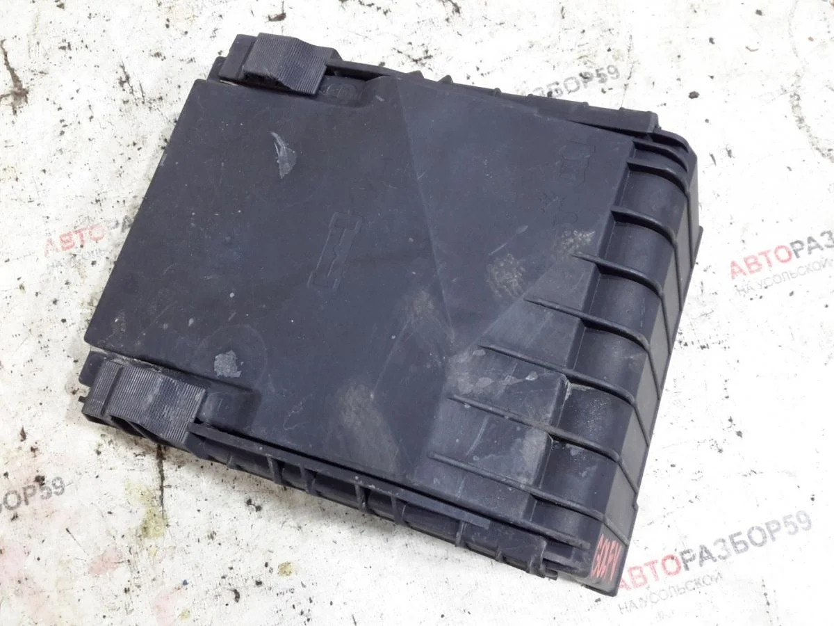 Корпус блока предохранителей Volkswagen Golf Mk5 (2003—2009)