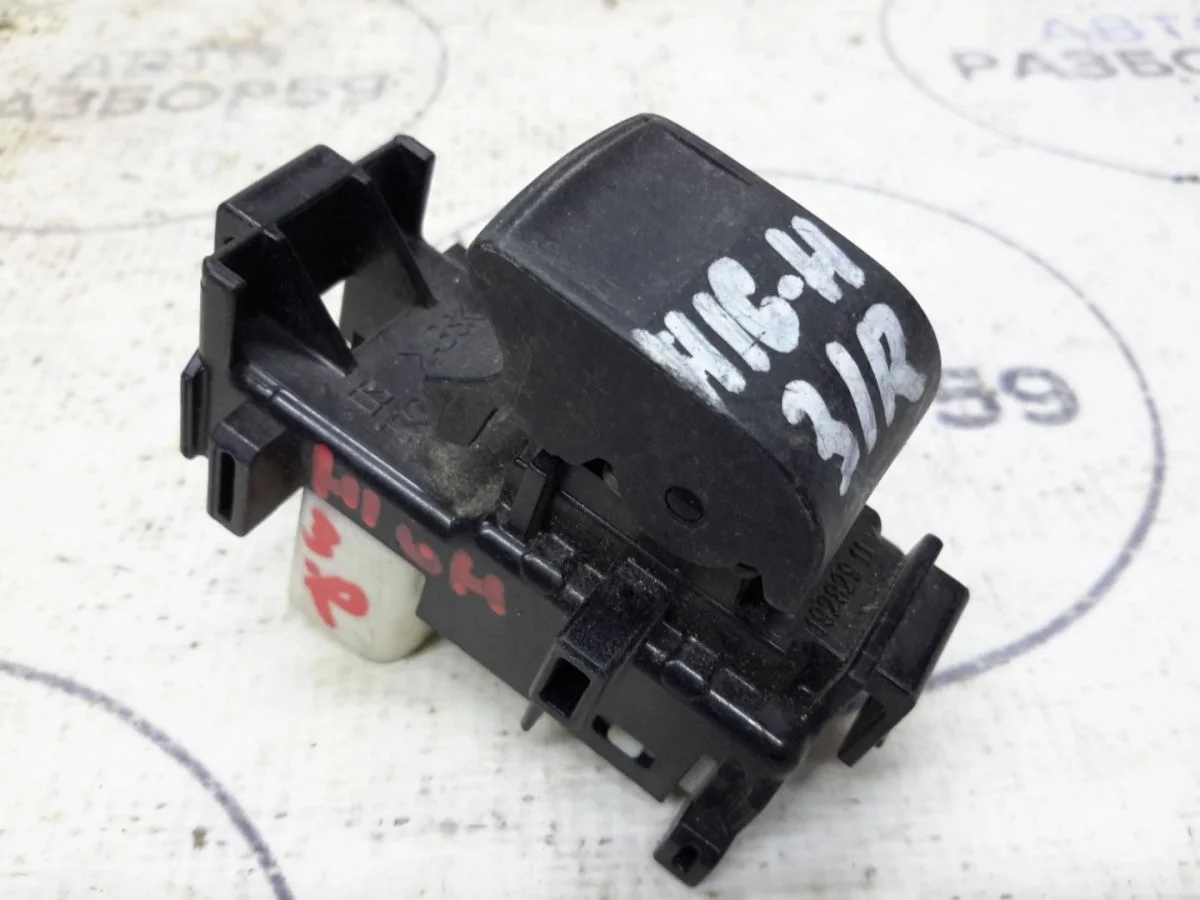 Кнопка стеклоподъемника Toyota Highlander II (2007—2010)