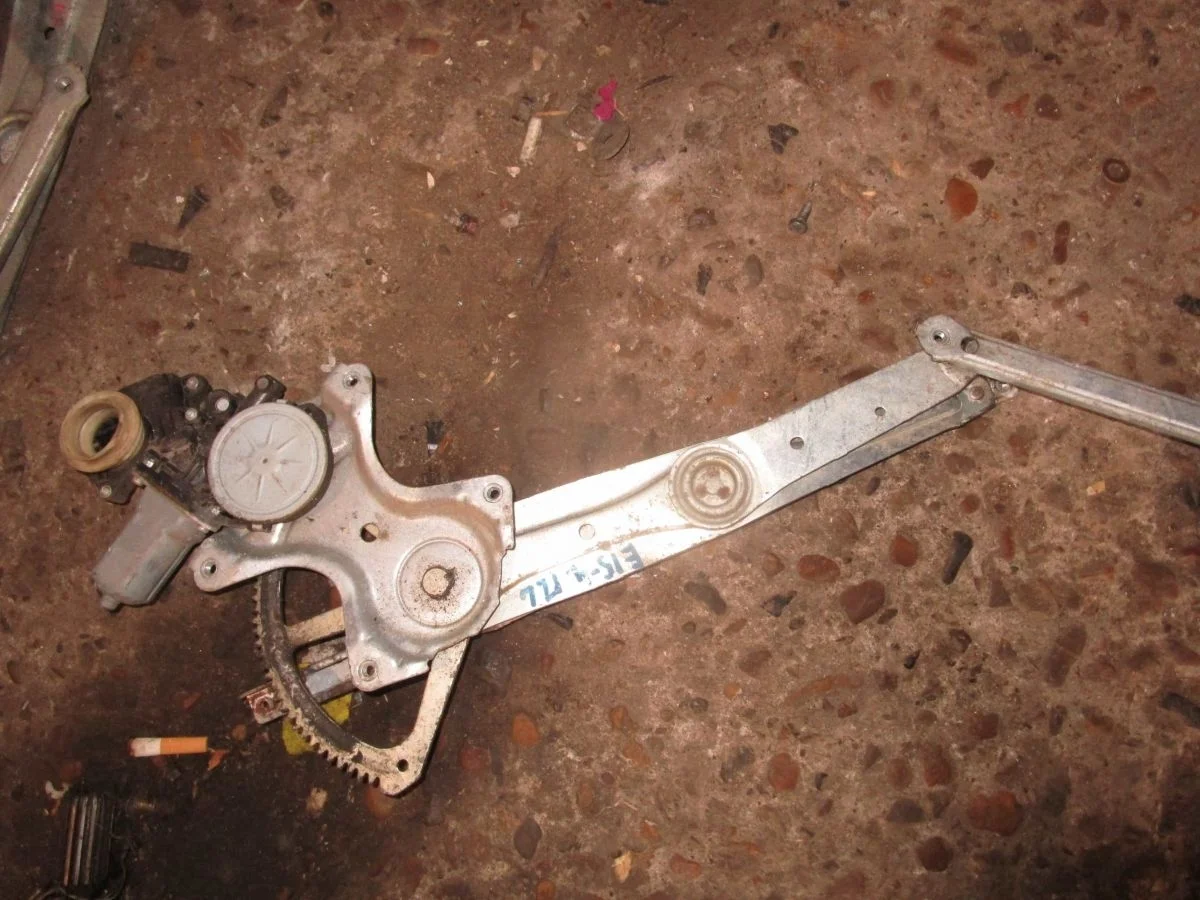 Стеклоподъемник передний левый Toyota Corolla X (2006—2010)