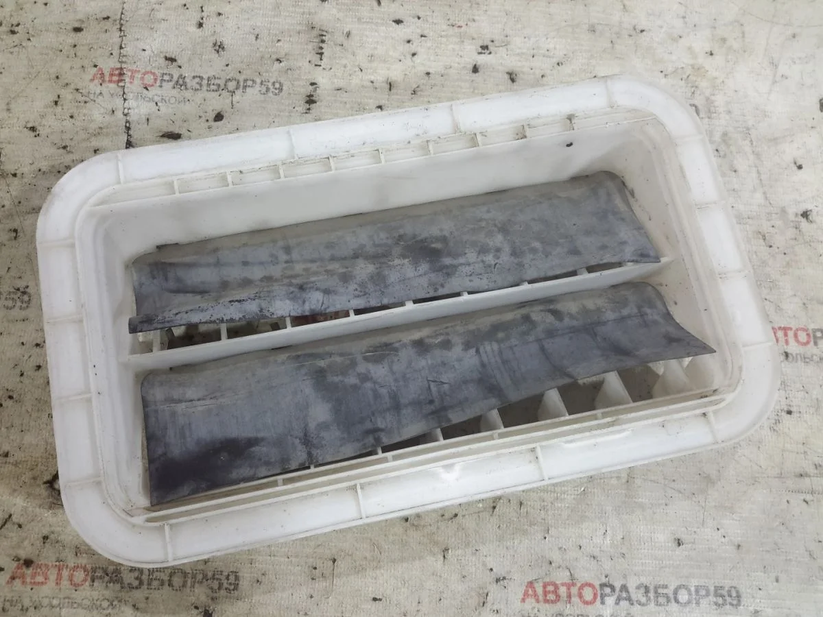 Решетка вентиляционная Toyota Avensis T250 (2003—2006)