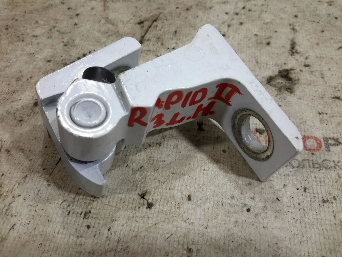 Петля двери Skoda Rapid II (2019—2025)