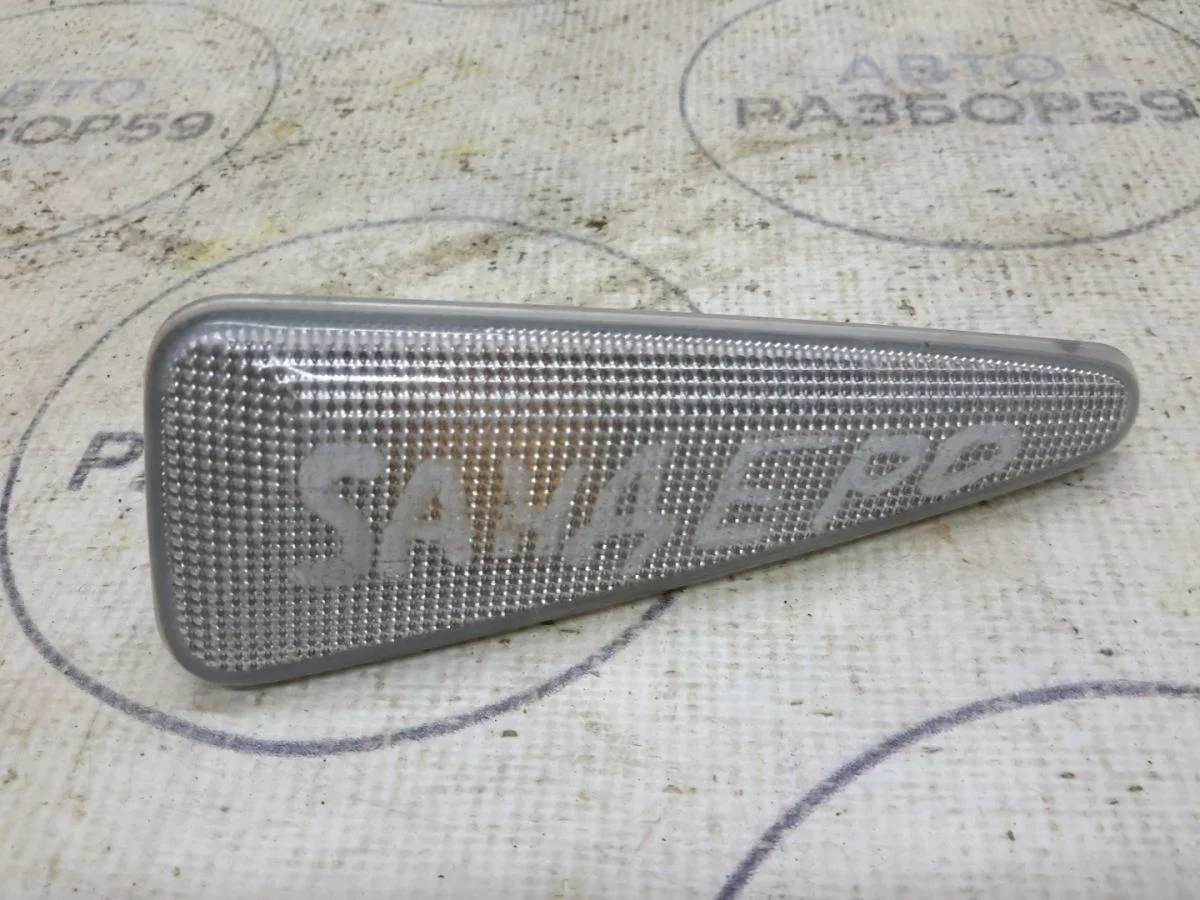 Повторитель в крыло Renault Sandero I (2009—2014)