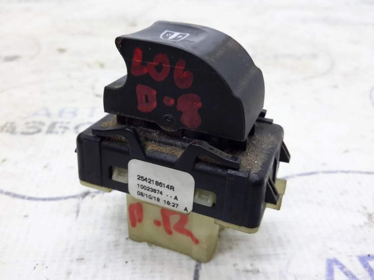 Кнопка стеклоподъемника Renault Logan II (2012—2018)