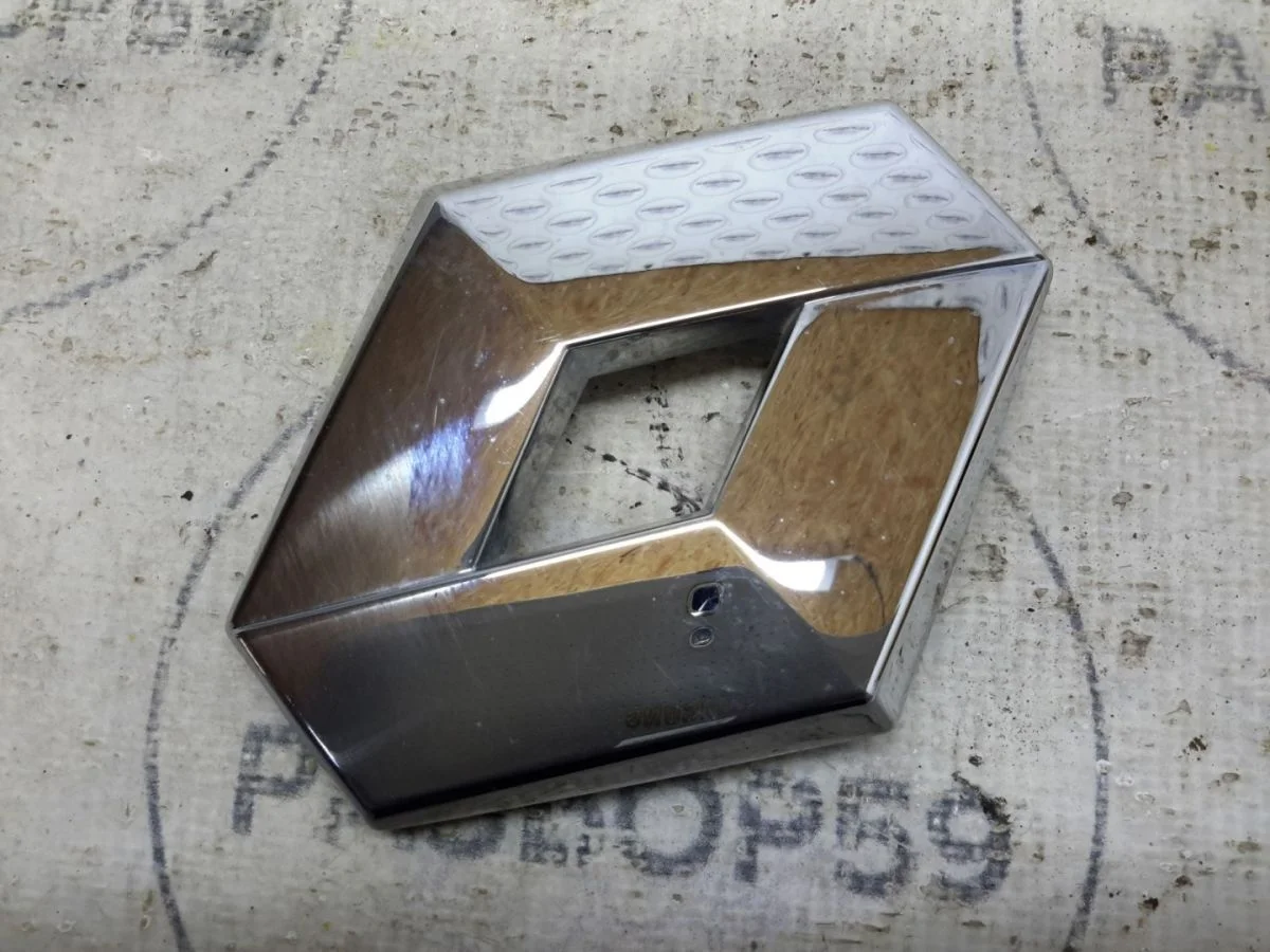 Эмблема Renault Logan II (2012—2018)