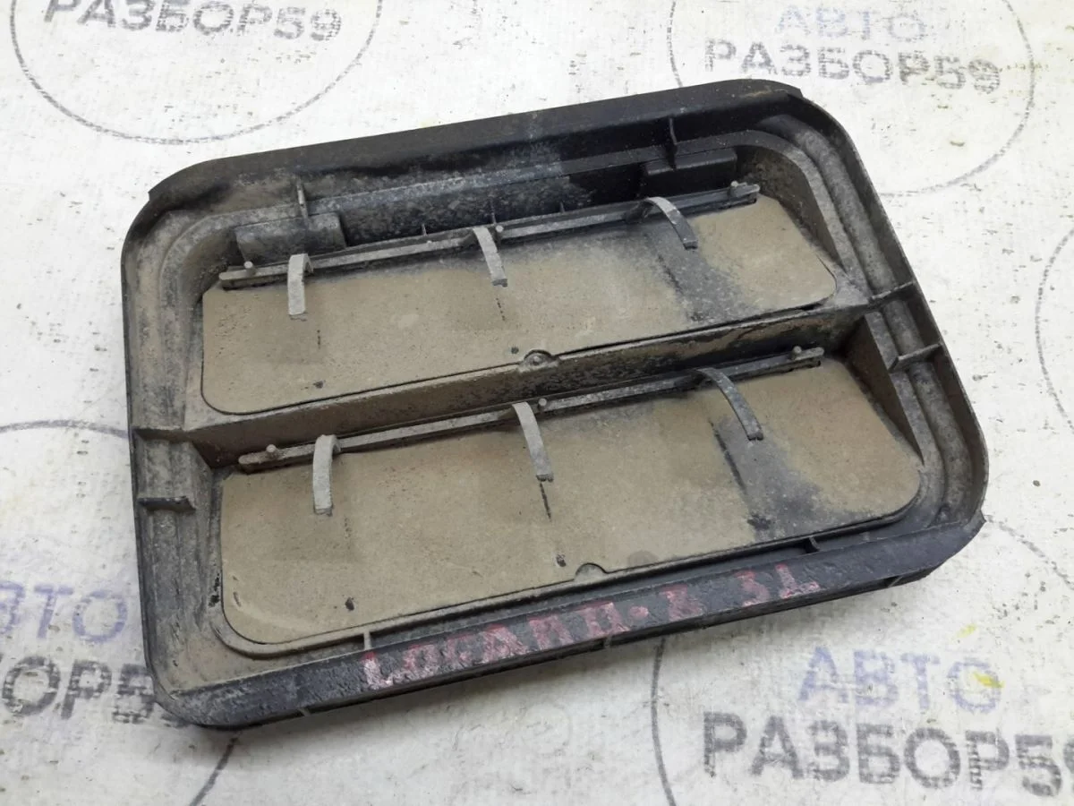 Решетка вентиляционная Renault Logan II (2012—2018)