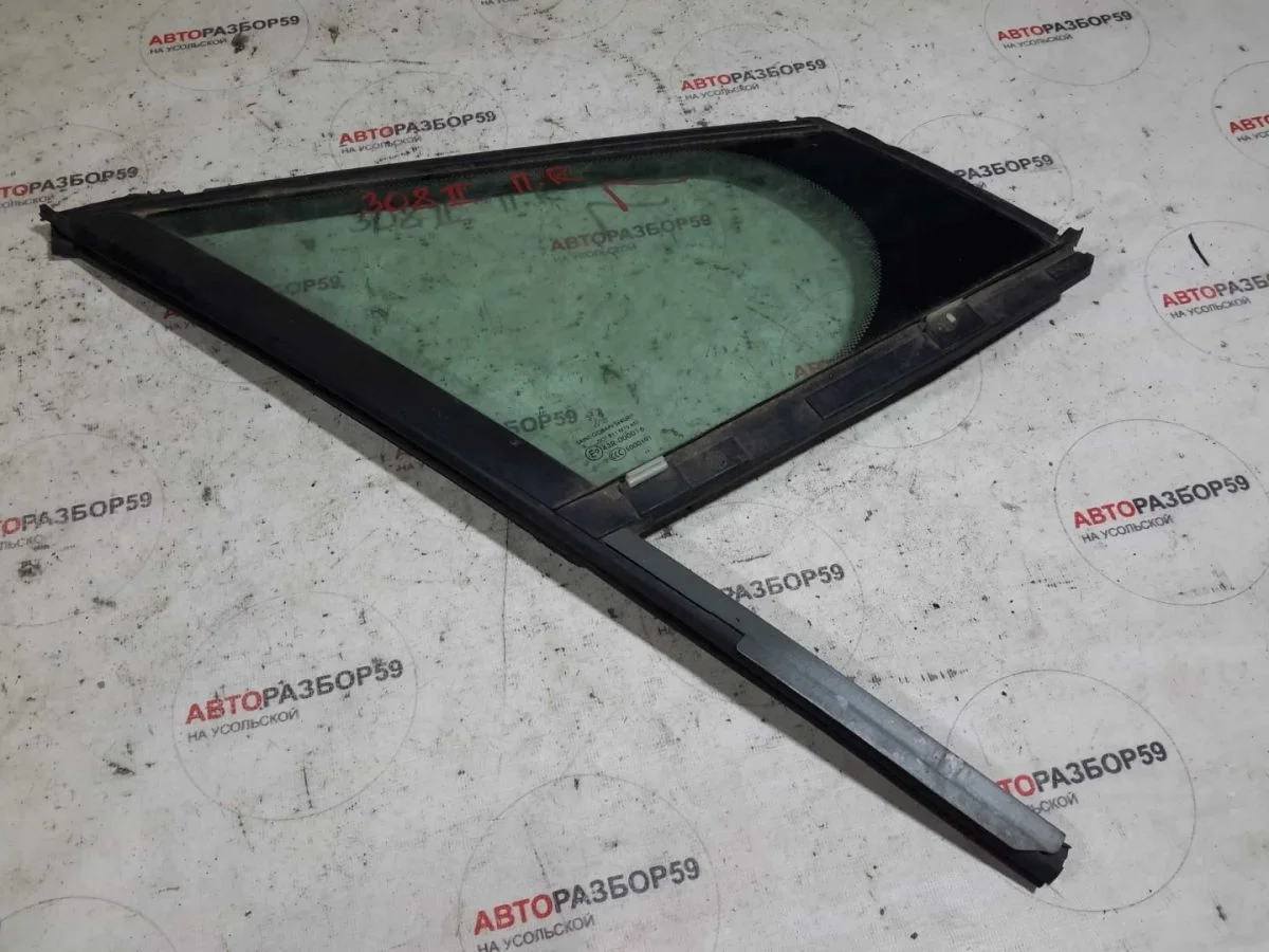 Форточка двери передней правой Peugeot 308 I (2007—2011)