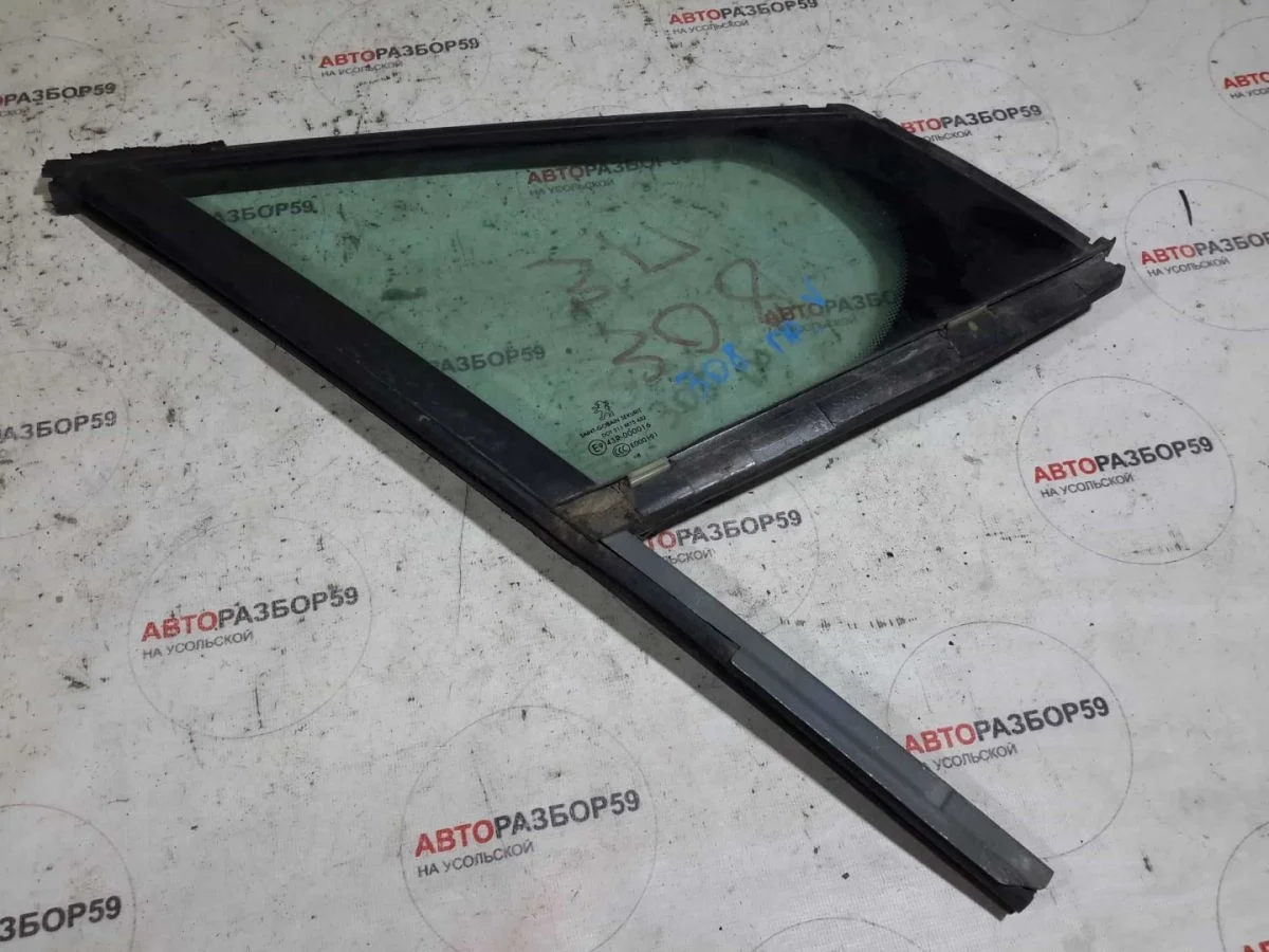 Форточка двери передней правой Peugeot 308 I (2007—2011)